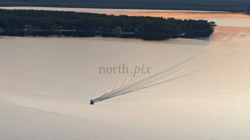 Sommarbåttur i solnedgången på en sjö i Luleå, Sverige: En flygvy över lugn skönhet