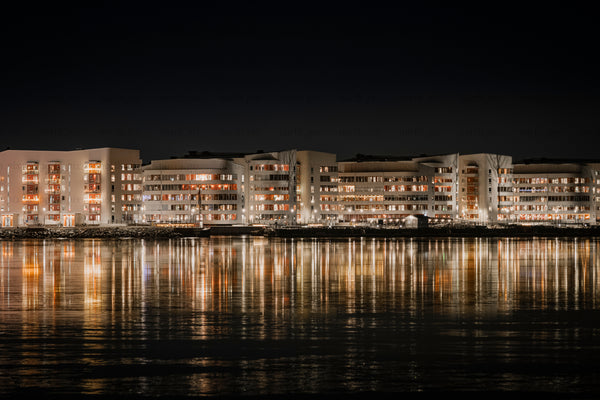 Kuststad - waterfront apartments at night with light reflectio