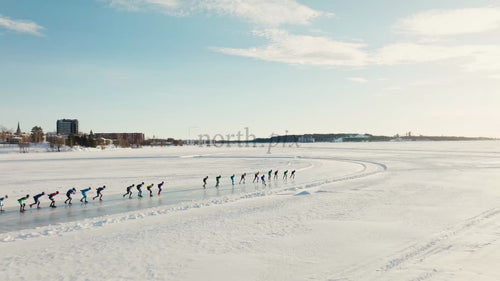 Vinterskridskoåkning i Luleå, Sverige: Drönarbild av grupp på frusen sjö