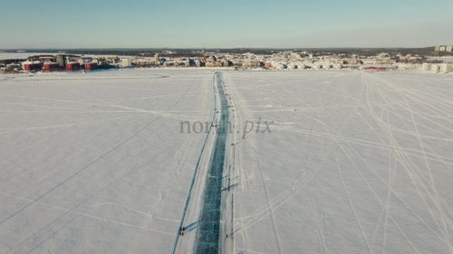 Vinter i Luleå: Flygfoto över skridskoåkning på en frusen bana