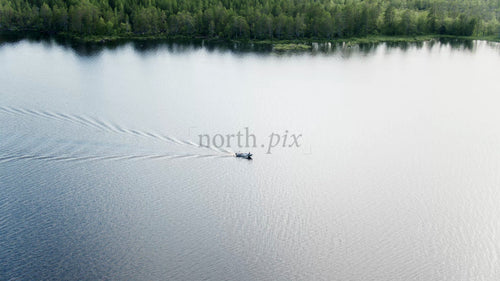 Sommarkvällsbåttur på en lugn sjö nära Luleå, Sverige