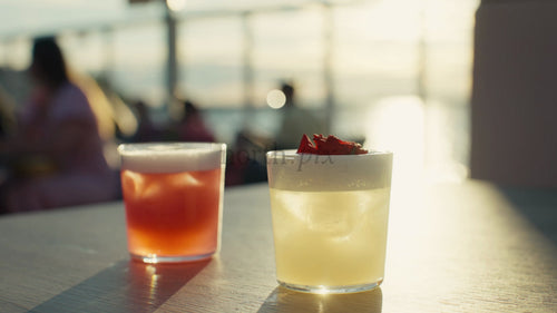 Sommarcocktails i solnedgången: Njuter av drinkar vid vattnet i Luleå, Sverige