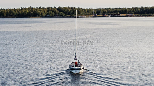 Flygfoto över segelbåt i Luleå skärgård en sommarkväll