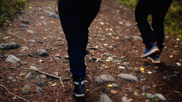 Autumn hike in Luleå: Two people walking on a rocky trail at Bällingeberget