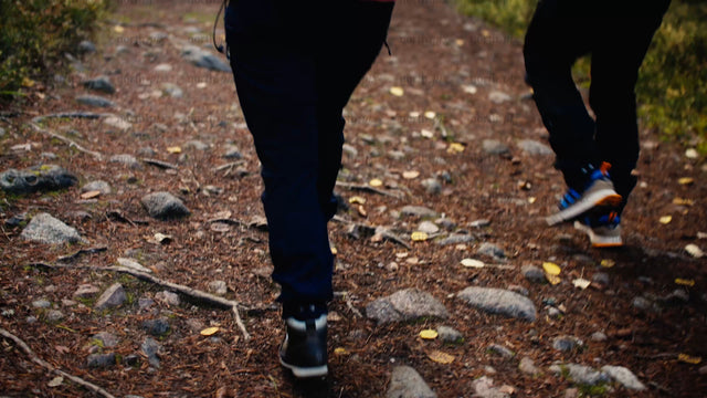 Autumn hike in Luleå: Two people walking on a rocky trail at Bällingeberget