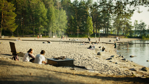 Sommarkul på stranden i Luleå, Sverige: Gyllene timmen av avkoppling och aktiviteter