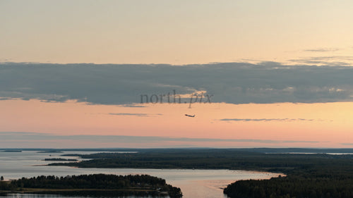 Flygfoto över solnedgången i Luleå skärgård: Flygplan som svävar över lugna vatten