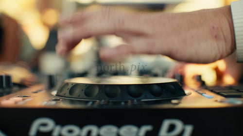 DJ:s händer mixar musik på en sommarfest utomhus: Närbild på mixern
