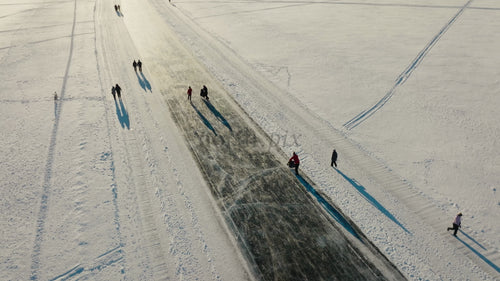 Flygfoto över människor som njuter av en frusen väg i vinter-Luleå