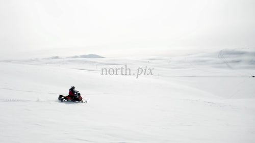 Snöskoteråkning över ett snöigt landskap i Ritsem