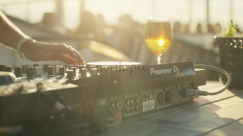 DJ mixar musik i solnedgången: Sommarstämningar i Luleå