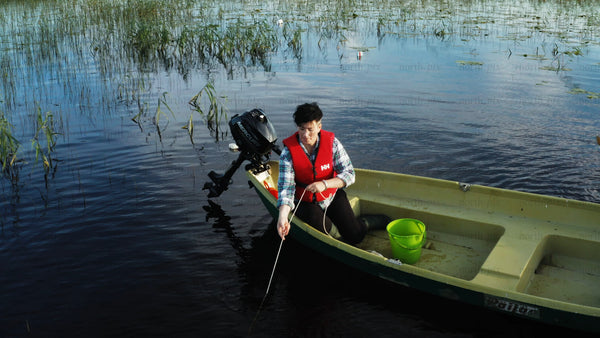 Summer crayfish fishing in Luleå: Pulling up a trap from a boat