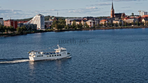 Båttur i Luleå, Sverige: Flygfoto över stadens silhuett, sommardag