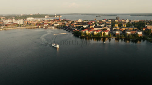 Flygfoto över Luleå stad en sommarkväll: Båttur, lugnt vatten och solnedgångsreflektion i Sverige