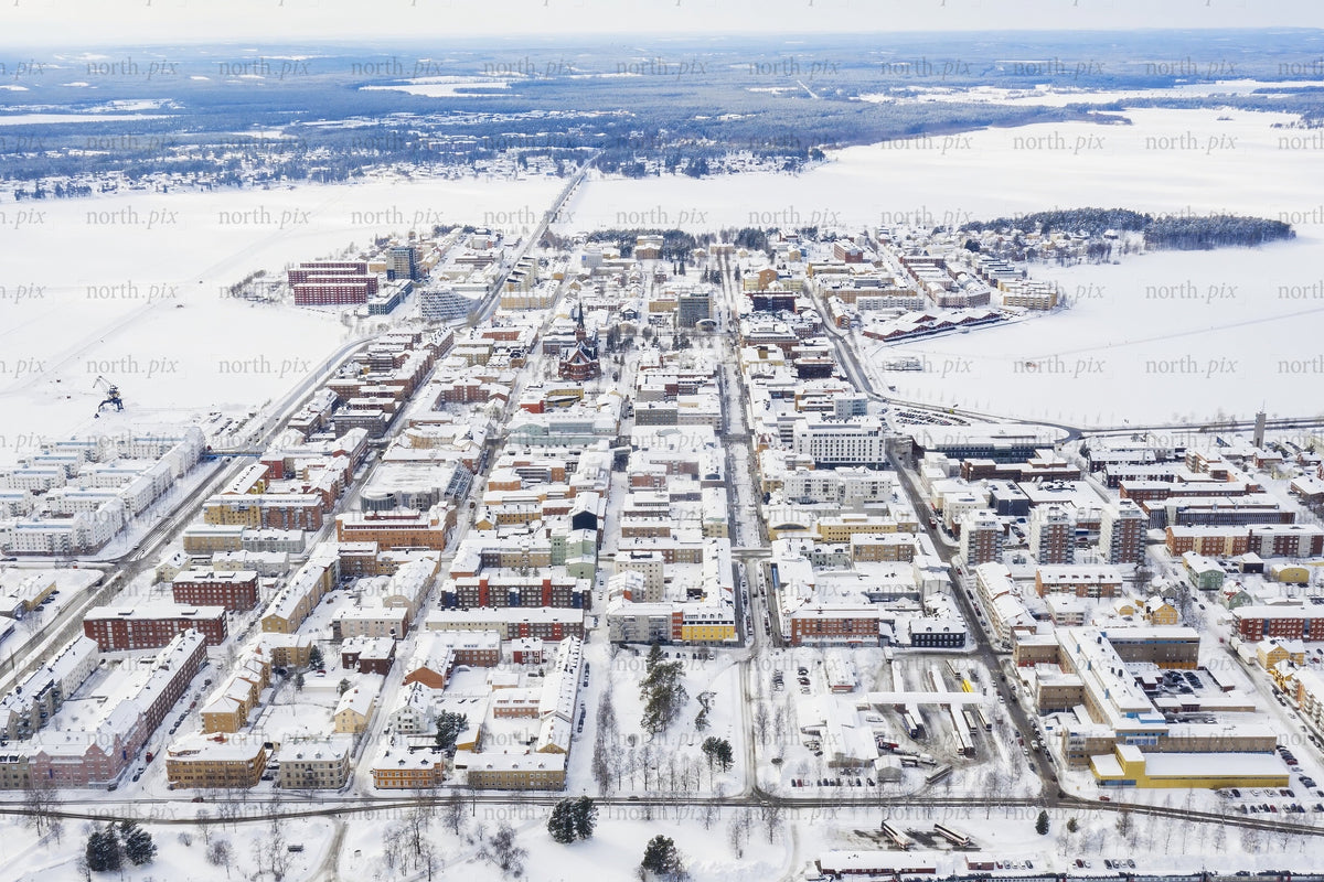 Flygfoto över Luleå centrum i vinterns snöiga landskap ovanifrån