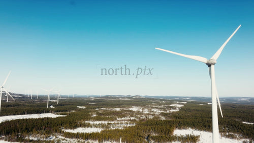 Vindkraftverk som genererar ren energi i ett snöigt vinterlandskap