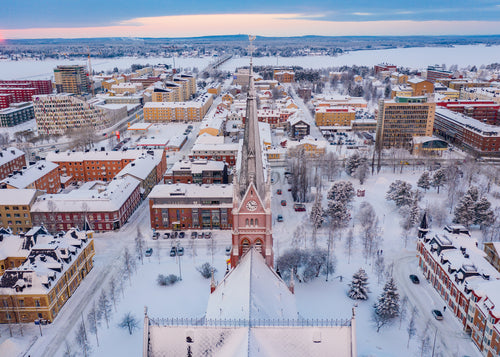 Drönarvy över Luleå stad på vintern under den blå timmen