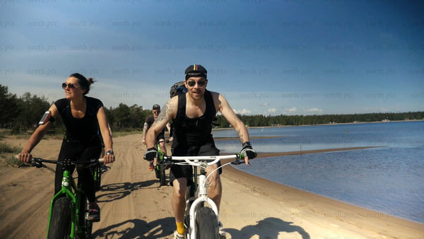 Summer fatbiking adventure: Friends exploring the coastal path of Luleå