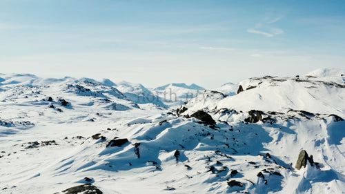 Flygfoto från drönare över snötäckta berg i Riksgränsen, Sverige