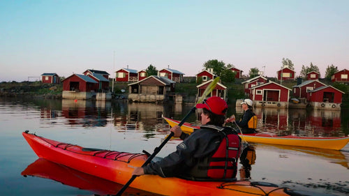 Kajakpaddling i Luleå skärgård i skymningen: En fridfull sommarkväll i Sverige