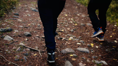 Höstvandring i Luleå, Sverige: Två personer går på en stenig stig vid Bällingeberget
