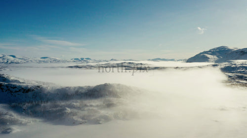 Riksgränsen, Sverige: Flygfoto över vinterlandskap med snö och moln