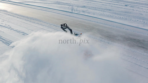 Snöslunga röjer snöig väg på vintern, Luleå, Sverige - Flygfoto från drönare