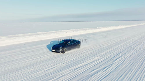 Tesla/bil vinterkörningstest på isväg i Luleå, Sverige - Drönarfilmning