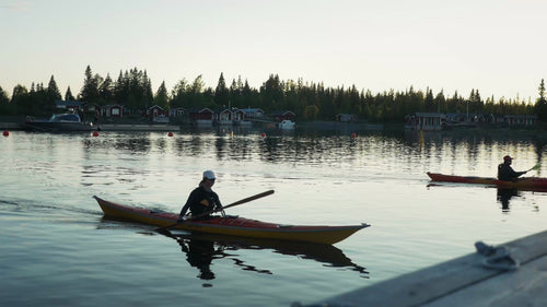 Kajakpaddling i Luleå skärgård vid solnedgång under sommaren