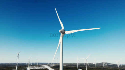 Vindkraftverk genererar ren energi i ett vinterlandskap