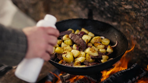 Tillagning av kött och potatis i krämig sås över öppen eld på vintern, Luleå, Sverige