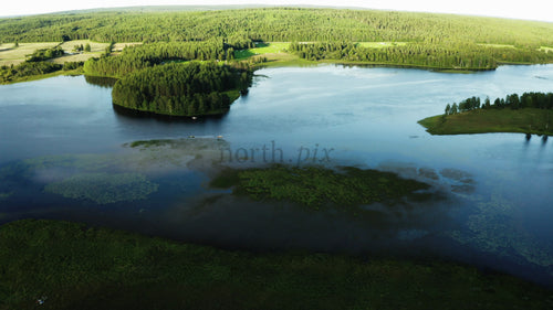 Sommardag i Prästholm, Luleå, Sverige: En drönarperspektiv över sjö och skog