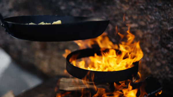 Frying potatoes and onions over an open fire in Luleå during winter