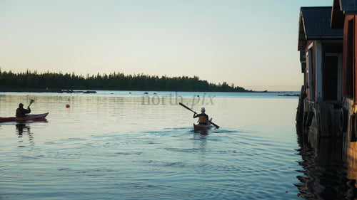 Kajakpaddling i Luleå skärgård: En lugn sommarkväll i Sverige