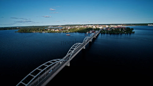 Flygfoto över Bergnäsbron och Luleå stadsbild en solig sommardag