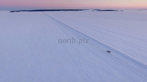 Körning på en frusen isväg vid solnedgången i Luleå skärgård, Sverige