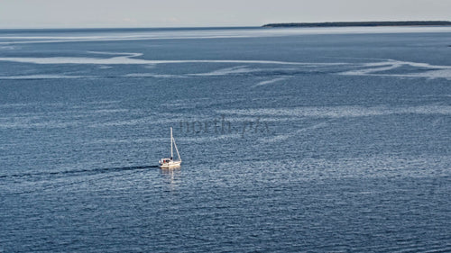 Segelbåt på sommarkvällar i Luleå, Sverige: Lugna blåa vatten och utsikt över öarna