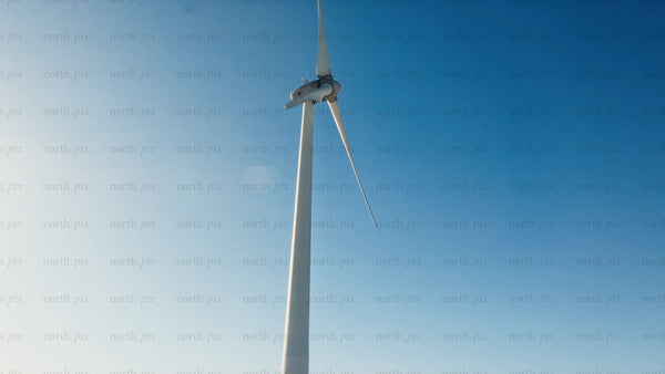 Rotating wind turbine in winter: Sustainable energy in Markbygden, Sweden