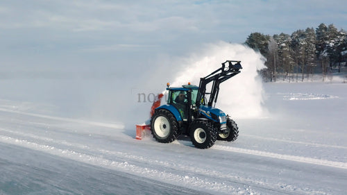 Traktor röjer snö på frusen sjö i Luleå, Sverige: Ett vinterlandskap