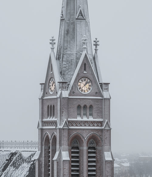 Kyrktorn täckt av snö en vintermorgon