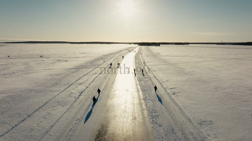 Vinterland i Luleå: Skridskoåkning och vinteraktiviteter på en frusen sjö