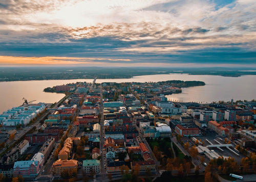 Flygfoto över Luleå stad i skymningen med utsikt över den natursköna vattnet