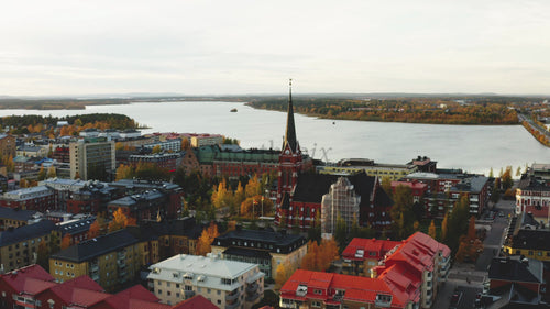 Flygfoto över Luleå, Sverige på hösten: Färgglatt lövverk och Luleå domkyrka