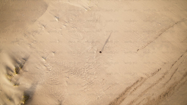 Summer day in Skvalpen archipelago: Person walking on sandy dunes in Luleå
