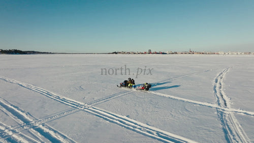 Snöskotertur över frusen sjö i Luleå, Sverige: Vinteräventyr