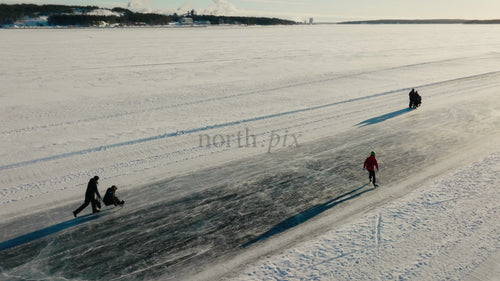 Vinterkul i Luleå: Skridskoåkning och promenader på en frusen sjö i Sverige