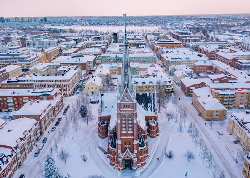 Vinterflygfoto över Luleå domkyrka och omgivande gator