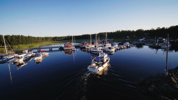 Summer Evening in the Junkoń Archipelago: A Tranquil Harbor Scene in Luleå, Sweden