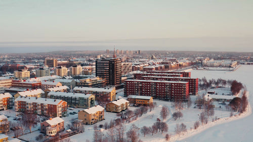 Vintersoluppgång över Luleå, Sverige: En drönarperspektiv på det snötäckta stadslandskapet