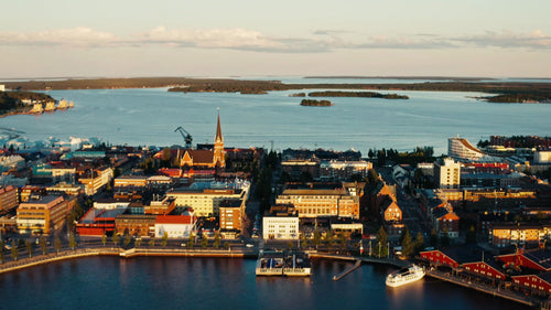 Luleå, Sverige: En fantastisk sommarsolnedgång från luften med stadens hamn och kyrka